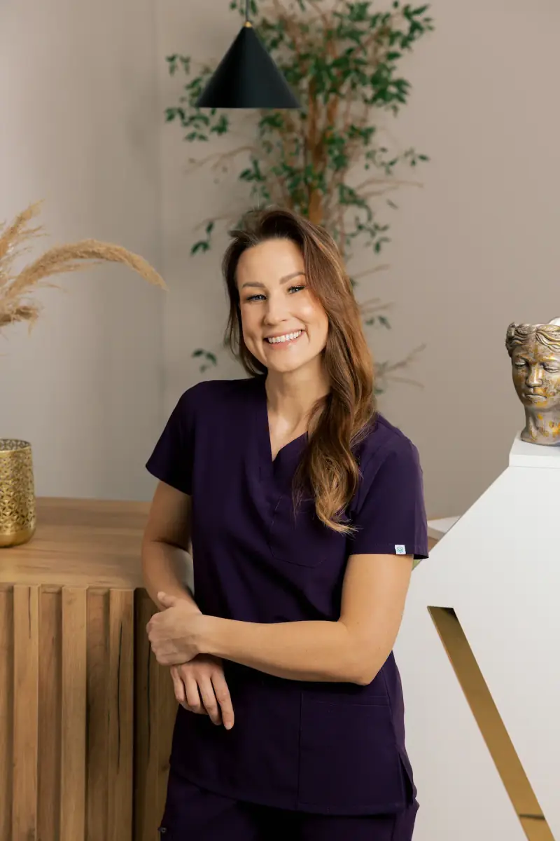 Adrianna Butkiewicz przy pracy z klientką